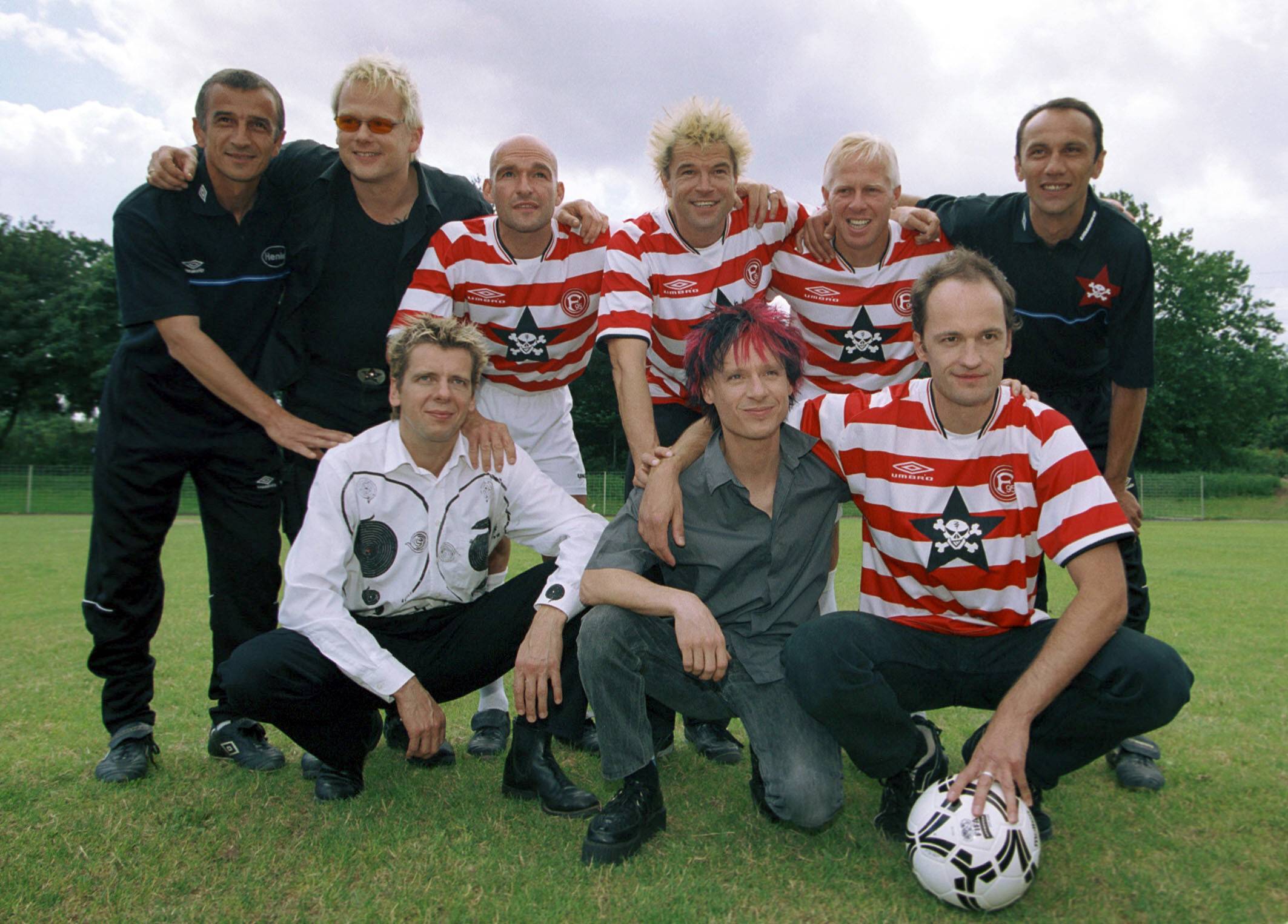Dietmar Hopp (Mitte mit Pokal) feiert am 09.06.2001 den Aufstieg der TSG Hoffenheim in die Regionalliga Süd. Foto: Imago Images
